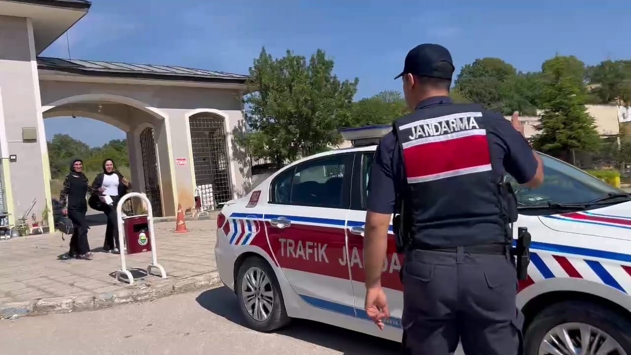 Jandarma Bursa’da öğrencileri sınava yetiştirdi