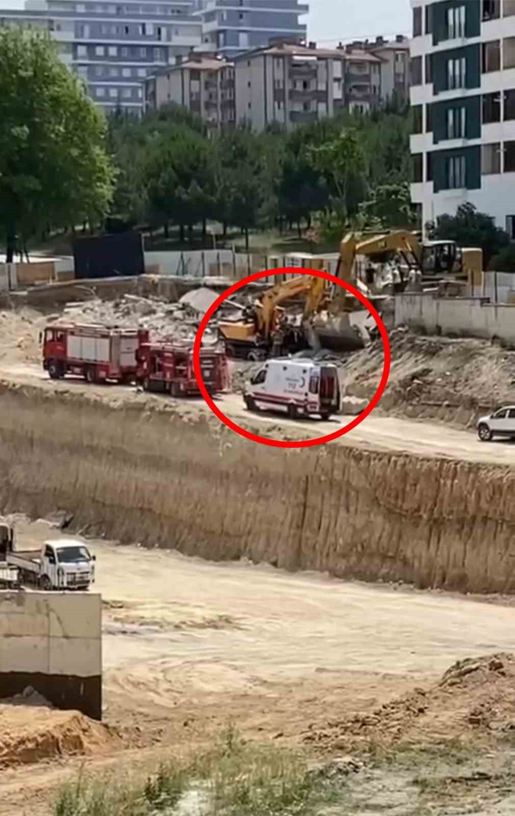 Bursa’da istinat duvarı iş makinasının üzerine devrildi