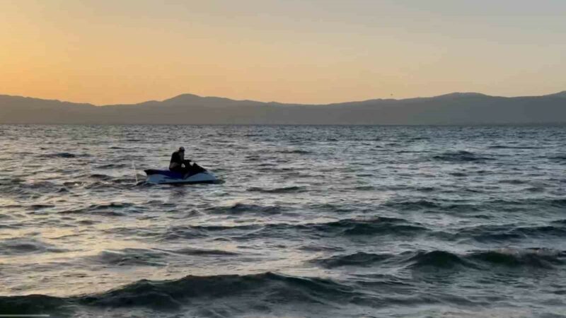 Bursa’da İznik Gölü’nde jet-skiyle gezintiye çıkan genç kız, düşerek sulara