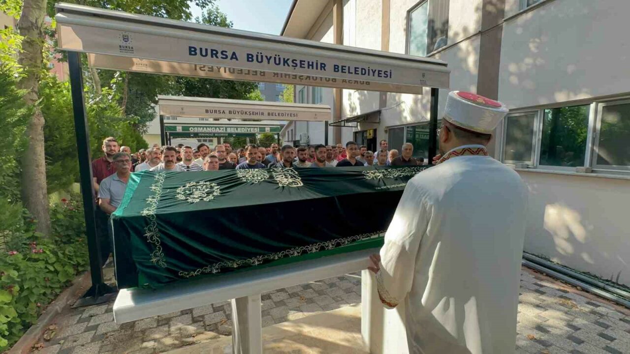 Bursa’da jet skiden düşerek hayatını kaybeden genç kız toprağa verildi Bursa’da jet skiden düşerek hayatını kaybeden genç kız toprağa verildi