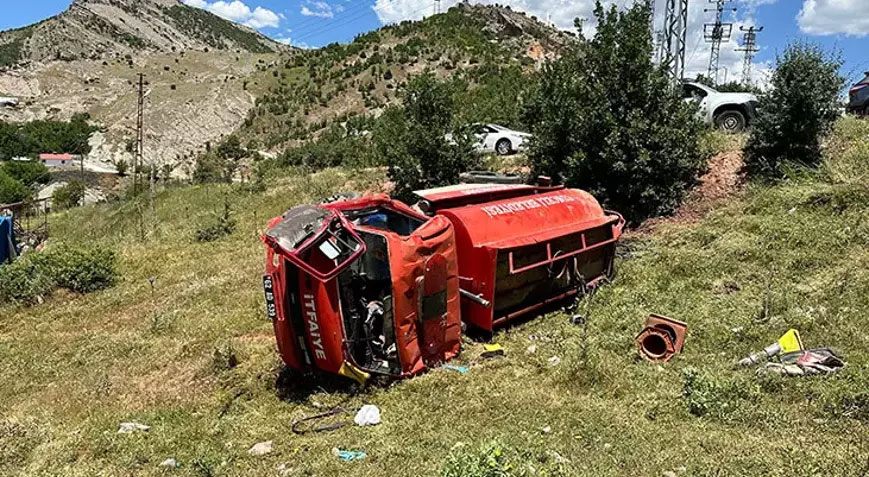 Tunceli’de itfaiye aracı, şarampole yuvarlandı! Yaralılar var