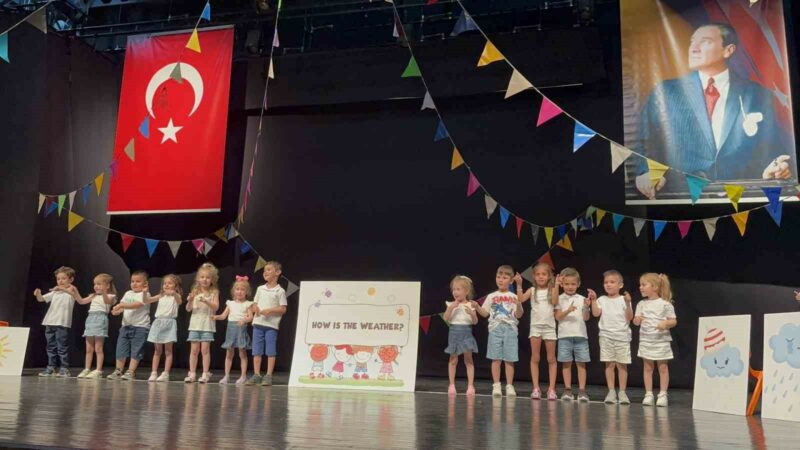 Nilüferli miniklerin yıl sonu gösterisine tam not Nilüfer Belediyesi bünyesindeki Burak Berk ve Çamlıca kreşlerinde mezuniyet coşkusu