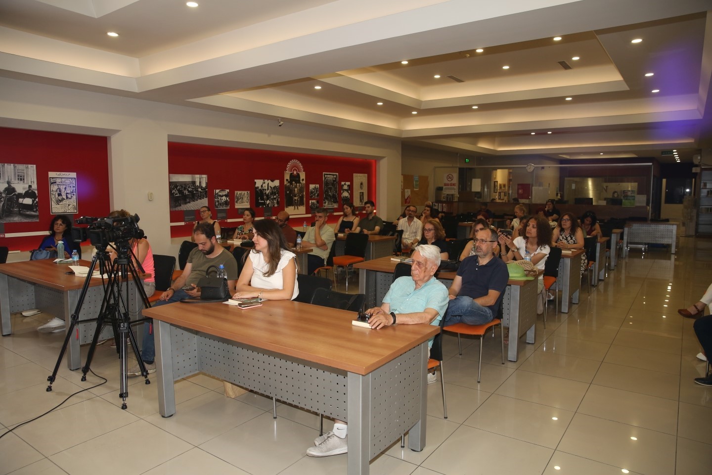 Ödüllü yazar Gürsel Korat edebiyatseverlerle buluştu 1 odullu yazar gursel korat edebiyatseverlerle bulustu 707d419