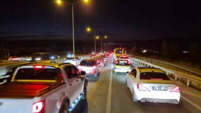 Bursa’da seyir halindeki otomobil alevlere teslim oldu