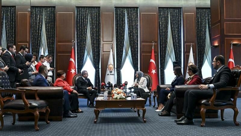Siyasi partilerden karşılıklı bayram ziyaretleri Kurban Bayramı dolayısıyla partiler arası bayramlaşma programı gerçekleştirildi.