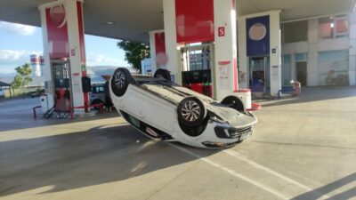 Bursa’da faciadan dönüldü! Takla atan otomobil…