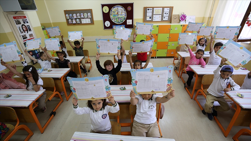Okullarda karne heyecanı! 20 milyondan fazla öğrenci tatile çıktı