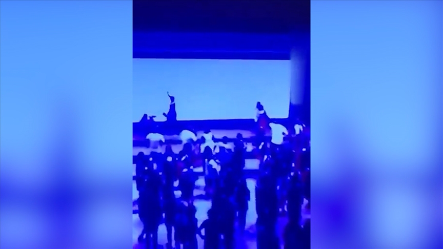 Dijital pano böyle devrildi! O anlar kamerada