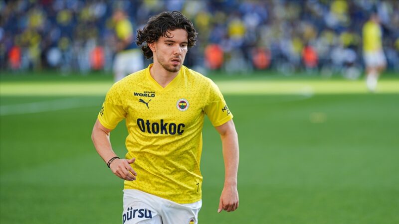 Fenerbahçeli oyuncu, 2023-2024 sezonunda 37 maçta forma giyip, 3 bin