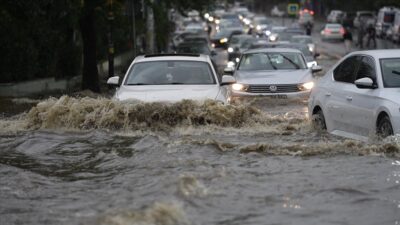 Ankara’yı sağanak ve dolu vurdu! Yollar göle döndü