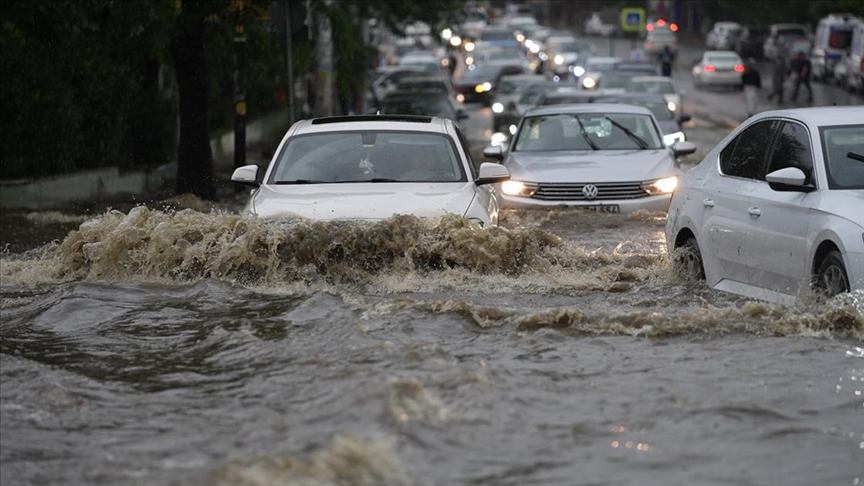 Ankara’yı sağanak ve dolu vurdu! Yollar göle döndü