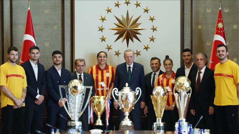 Cumhurbaşkanı Recep Tayyip Erdoğan, "Avrupa'da oynadığı müsabakalarda Galatasaray, kendi camiasıyla