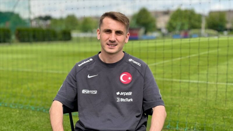 A Milli Futbol Takımı'nın oyuncularından Kerem Aktürkoğlu, Türk halkının kulüp