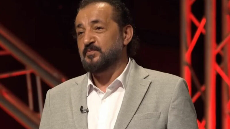 MasterChef jürisi Mehmet Yalçınkaya elinin hikayesini ilk kez anlattı MasterChef Türkiye yarışmasının jüri üyelerinden Mehmet Yalçınkaya çocukken yaşadığı kazayı