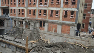 Okul inşaatında çökme: İşçiler beton kalıbın altında kaldı