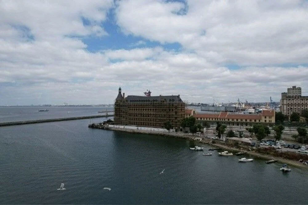 Binayı saran örtü kalktı, restorasyonun sürdüğü Haydarpaşa Garı uzun süre sonra ilk kez görüntülendi