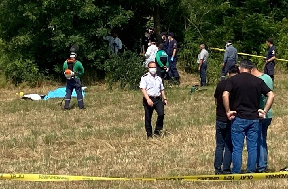 Tarlada sır cinayet: Köpeklerin havlamasıyla bulundu Tarlada sır cinayet: Köpeklerin havlamasıyla bulundu