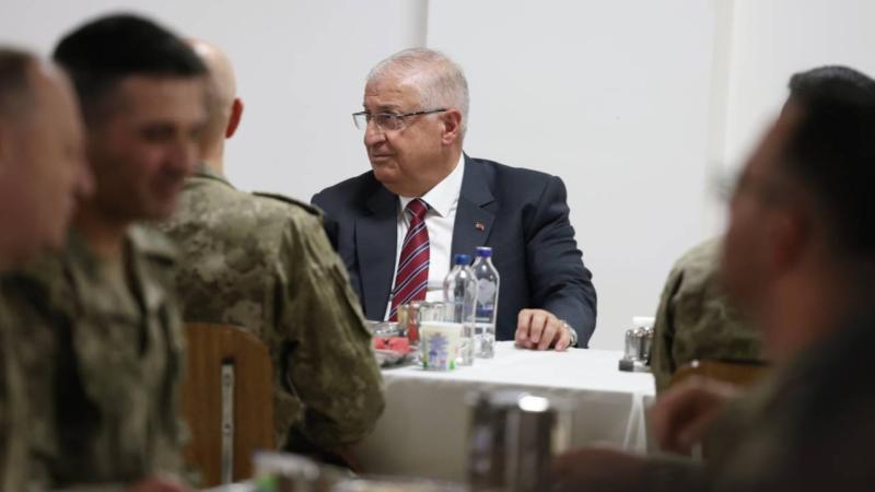 Bakan Güler’den Hakkari’de Mehmetçik’e ziyaret Bakan Güler’den Hakkari’de Mehmetçik’e ziyaret