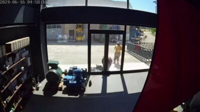 Bursa’da zorla girdiği dükkandan bakın nasıl çıktı?