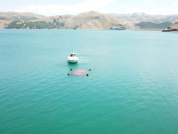 Marmara Denizi’nde 50.yıla özel KKTC bayrağı