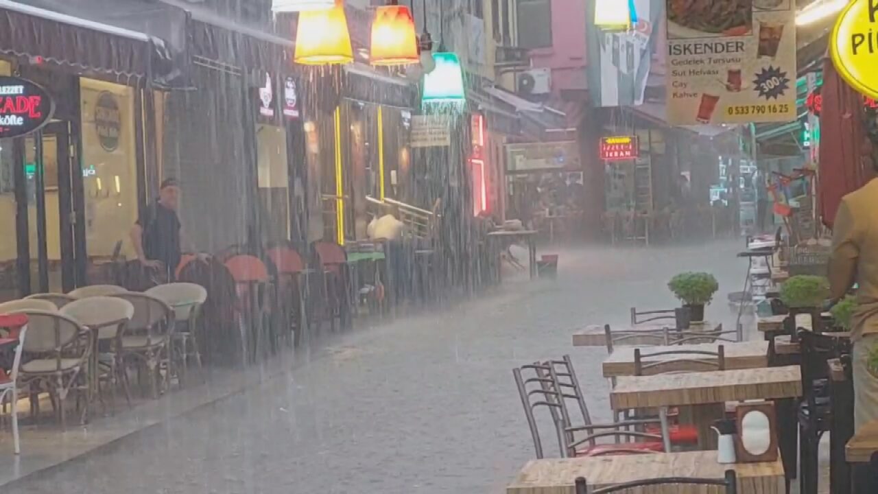 Bursa yağmura teslim! Havada şimşek ve gök gürültüsü şöleni… Bursa yağmura teslim! Havada şimşek ve gök gürültüsü şöleni…