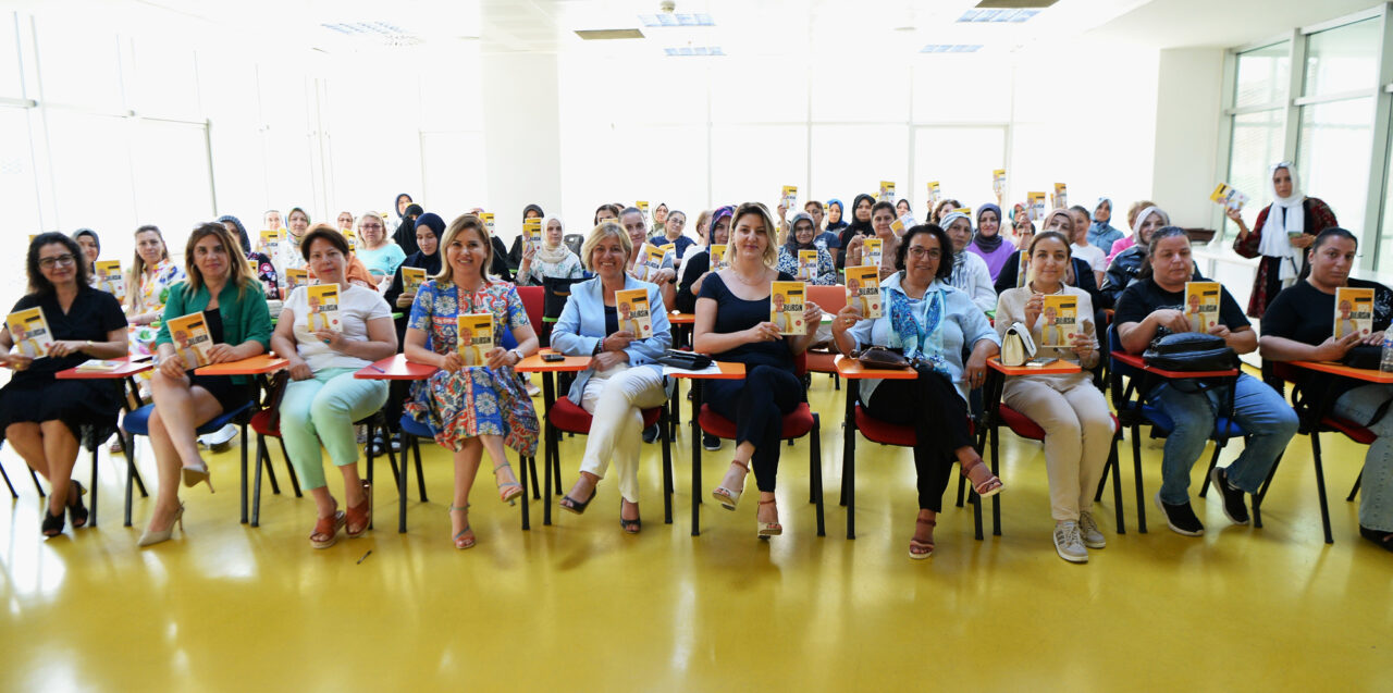 Bursa'da ‘Kadın Yazarıyla Buluşuyor’ projesinde ilk kitap dağıtıldı 2 1 8