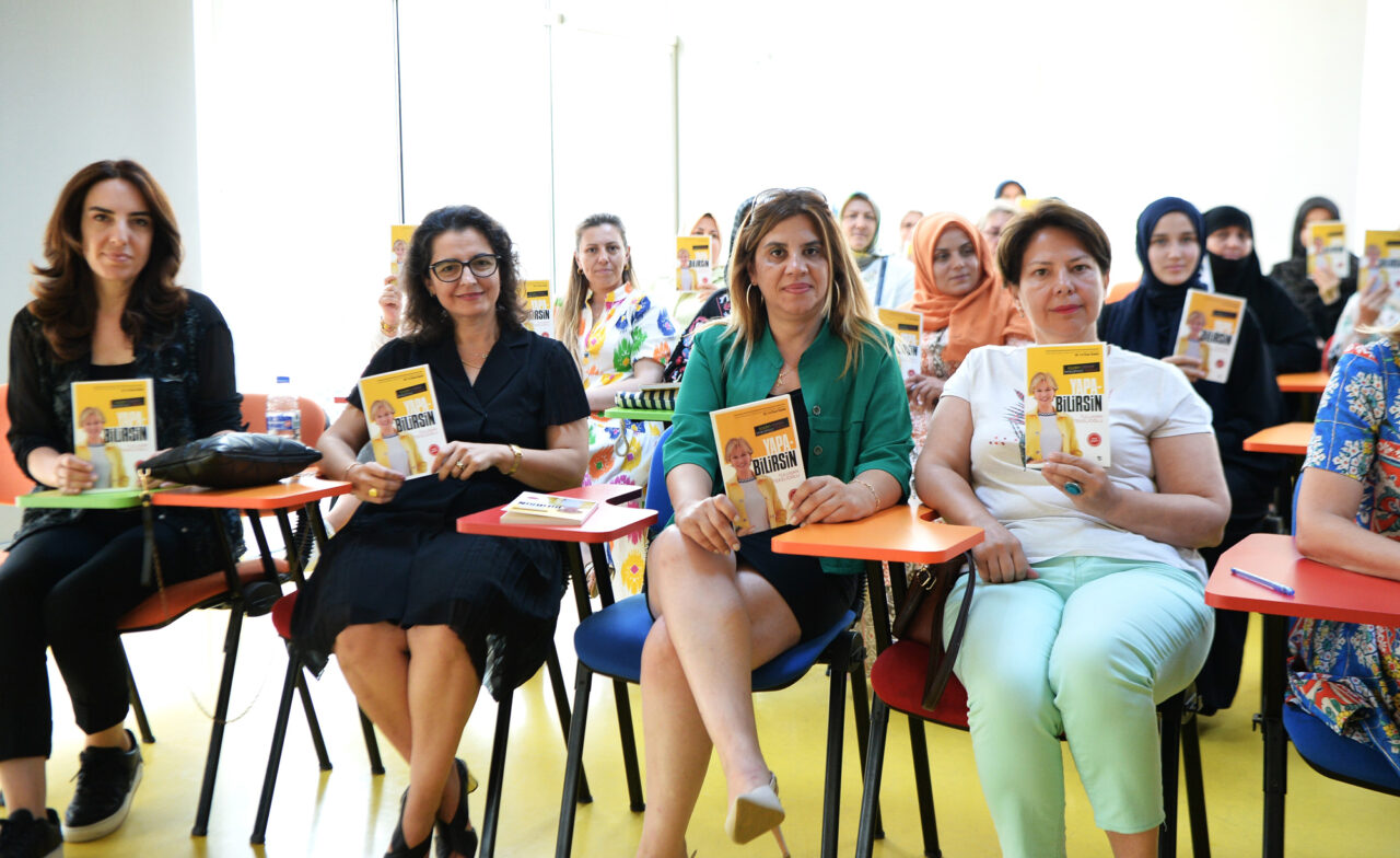 Bursa'da ‘Kadın Yazarıyla Buluşuyor’ projesinde ilk kitap dağıtıldı 1 2 4