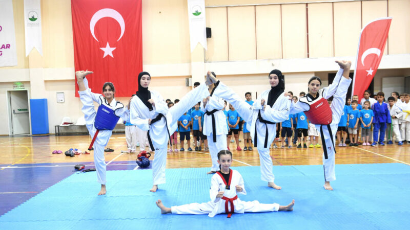 Osmangazili öğrenciler yazı spor yaparak geçiriyor Osmangazi Belediyesi tarafından düzenlenen yaz spor okulları bünyesinde gerçekleştirilen judo