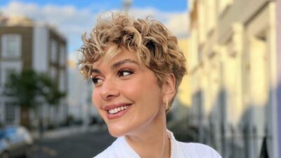 Beyaz mayosuyla verdiği pozda dövmesi dikkat çekti!