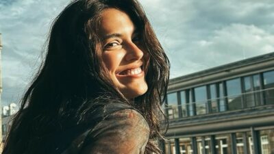 Güzel oyuncu bikinisiyle kusursuz fiziğini gözler önüne serdi!