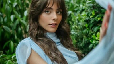 Derin göğüs dekoltesi ile dikkatleri üzerine çekti!