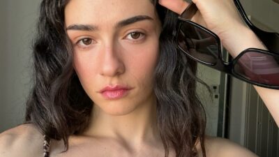 Leopar desenli minik bikinisiyle sosyal medyayı salladı!