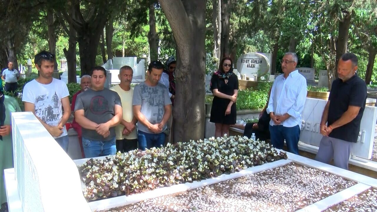 Usta oyuncu Kemal Sunal kabri başında anıldı Usta oyuncu Kemal Sunal kabri başında anıldı