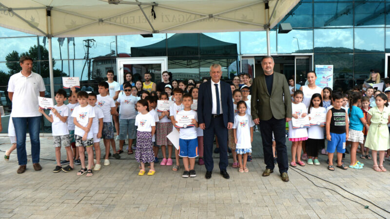 Osmangazi’de öğrenciler yazı yüzerek geçiriyor Osmangazi Belediyesi tarafından düzenlenen yaz spor okulları yüzme kursunun birinci
