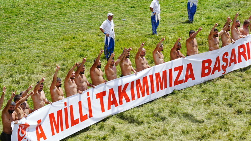 Başpehlivanlardan er meydanında “Bozkurt” işareti! 663. Tarihi Kırkpınar Yağlı Güreşleri'nde bulunan başpehlivanlar, bozkurt işaretiyle Milli