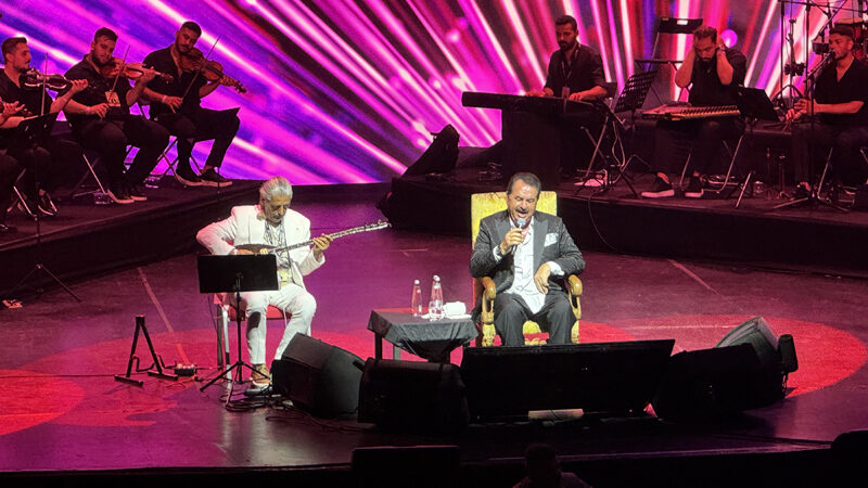 İbrahim Tatlıses konserinde ‘helallik’ istedi Sanatçı İbrahim Tatlıses, Harbiye Cemil Topuzlu Açık Hava Tiyatrosu'nda sevenleriyle