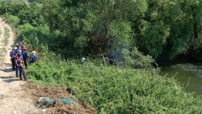 Otomobil nehre düştü: 2 ölü