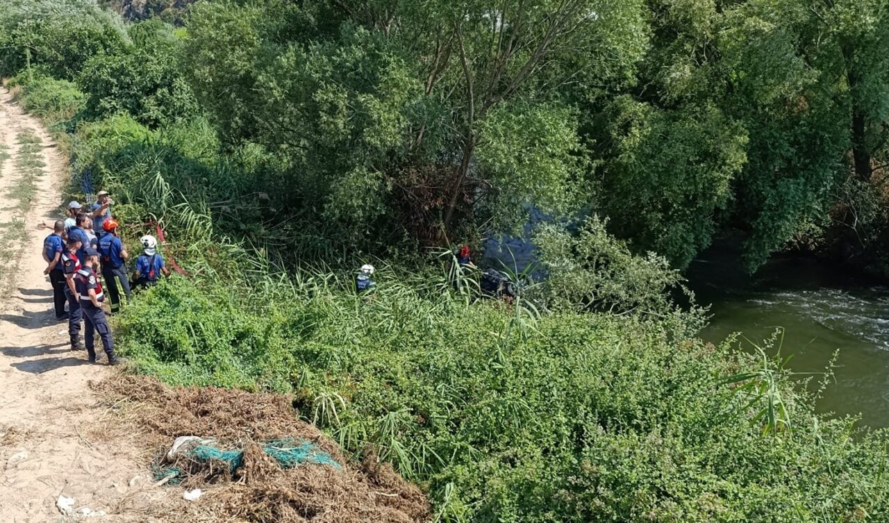 Otomobil nehre düştü: 2 ölü