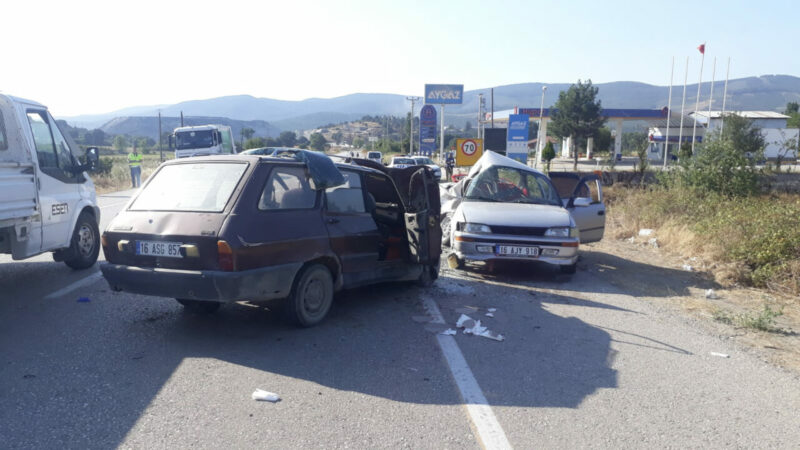 Bursa’da trafik kazası: Yaralılar var Bursa'nın Orhaneli ilçesinde 2 aracın çarpıştığı kazada 3 kişi yaralandı