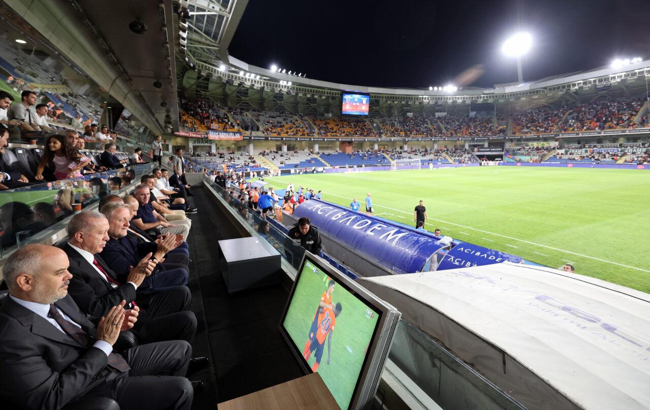 Cumhurbaşkanı Erdoğan, Başakşehir’in Avrupa maçını izledi