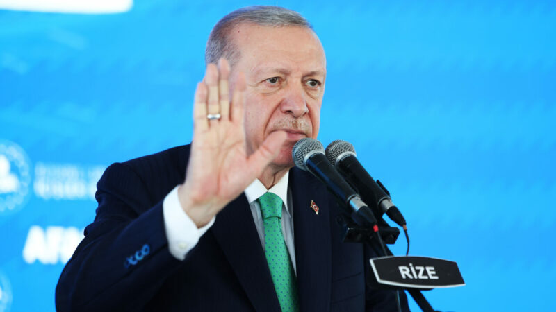 Cumhurbaşkanı Erdoğan’dan belediye borçları açıklaması Siyasette belediyelerin SGK'ya olan borç tartışması devam ediyor. Cumhurbaşkanı Recep