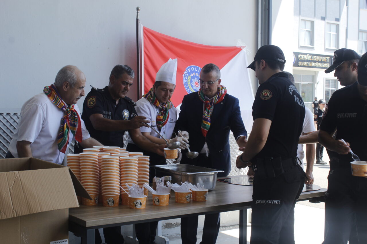 Bursa’da Yörük Türkmenlerden polislere aşure ikramı