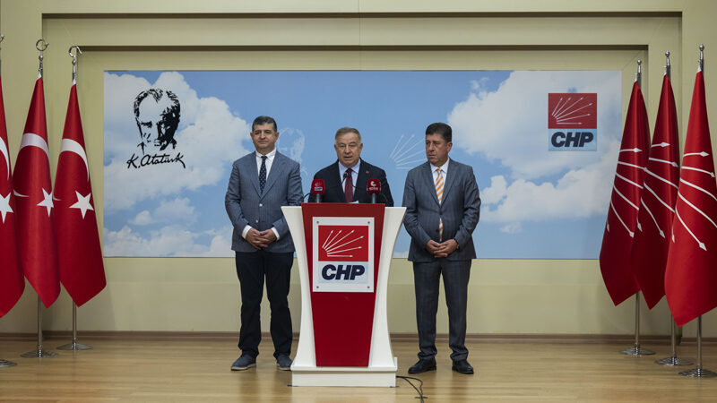 CHP’den SGK borcu açıklaması CHP Genel Başkan Yardımcısı Gökan Zeybek, belediyelerin SGK'ya olan borçlarına