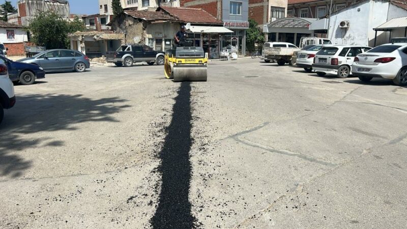 Yenişehir Belediyesi Fen İşleri Müdürlüğü ekipleri, ilçedeki yollarda yama çalışmalarını