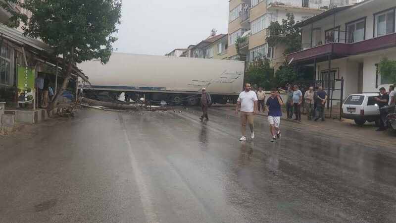 Bursa’da TIR devrildi, yol kapandı Bursa’da sağanak yağış sebebiyle kayganlaşan yolda yan dönen TIR, yolu