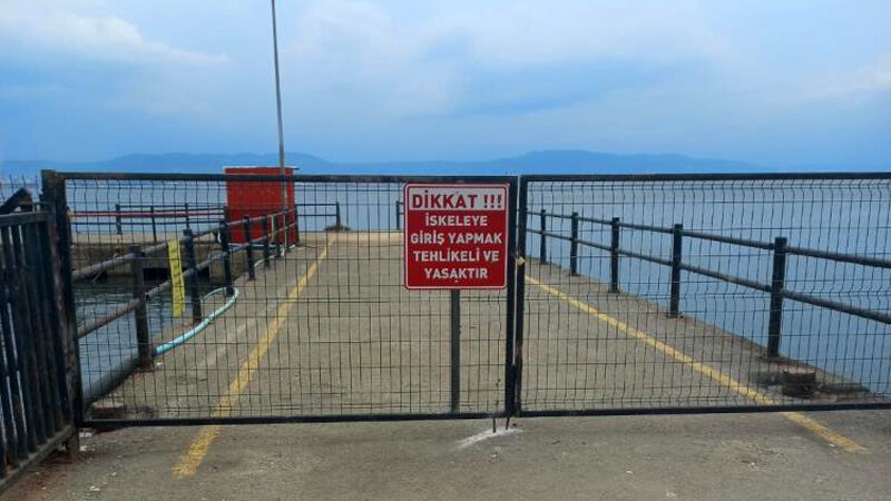 Gemlik Küçükkumla Mahallesinde bulunan iskele çürük olduğu ve çökme riski