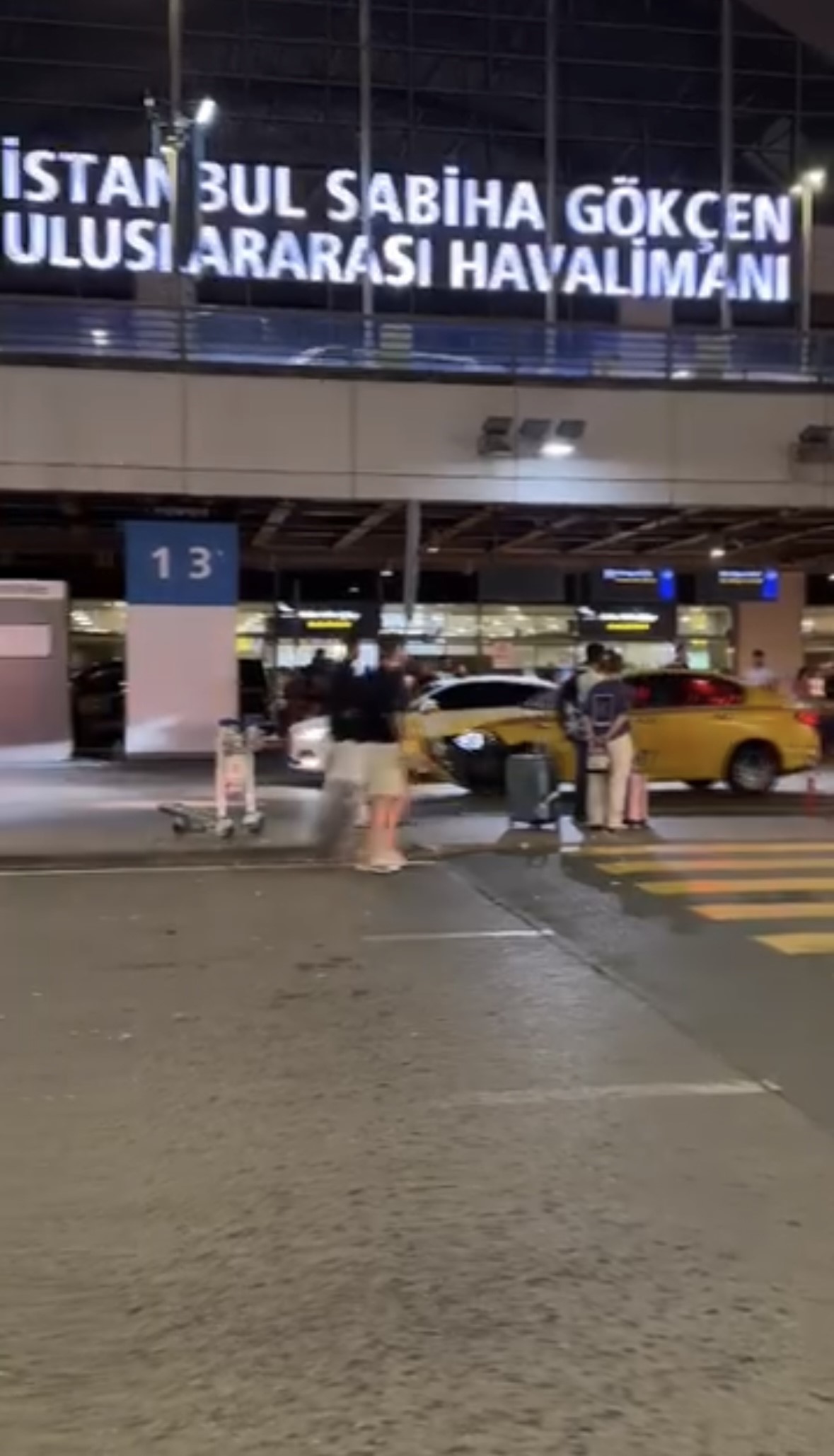 Havalimanı’nı birbirine kattı! Sabiha Gökçen’de taksici terörü… Havalimanı’nı birbirine kattı! Sabiha Gökçen’de taksici terörü…