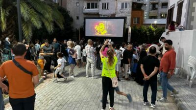 Gemlikli çocukların açık hava sineması keyfi