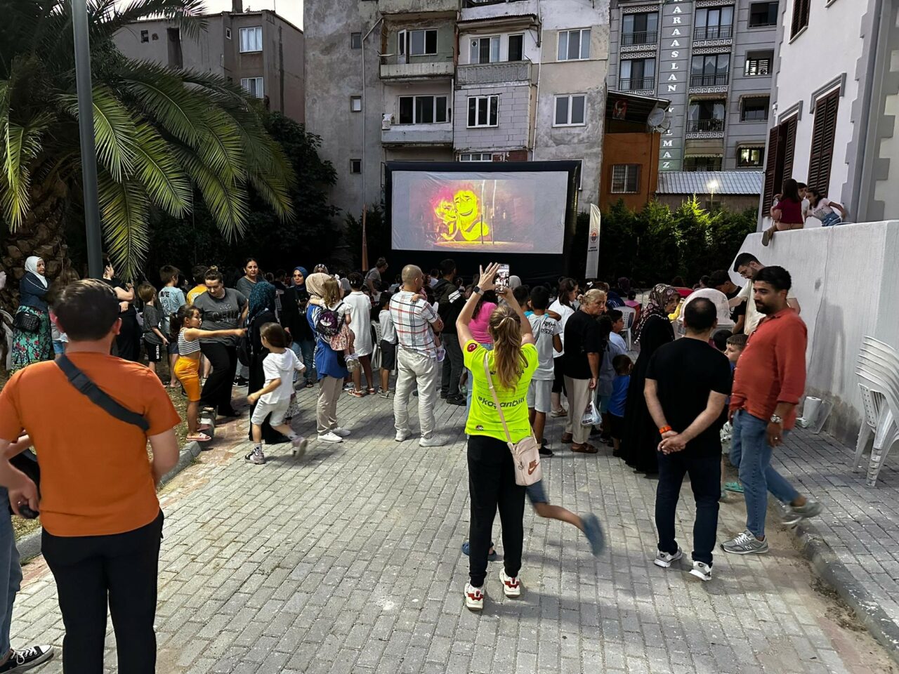 Gemlikli çocukların açık hava sineması keyfi