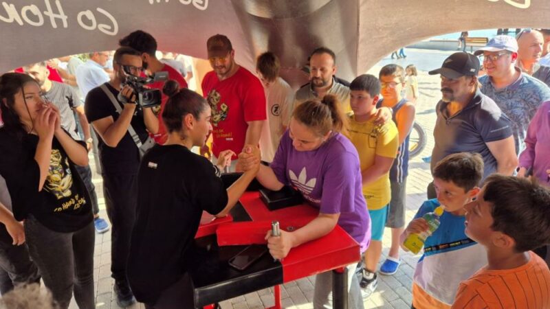 Şampiyonlar Gemlikliler ile bilek güreşi yaptı Gemlik Belediyesi ile Gemlik Belediyespor Kulübü işbirliğinde düzenlenen "Halkla Bilek